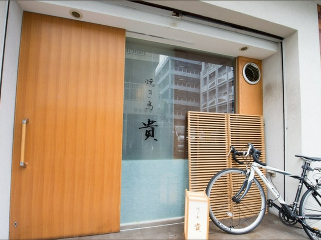 西鉄平尾駅から徒歩8分、カウンター席12席の店