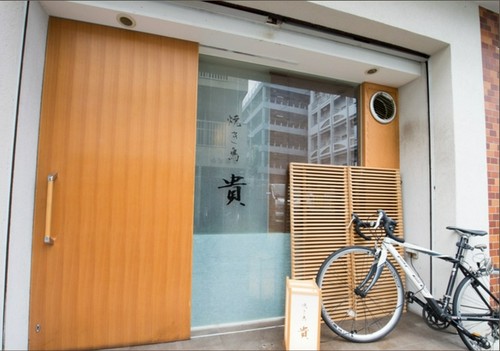 西鉄平尾駅から徒歩8分、カウンター席12席の店