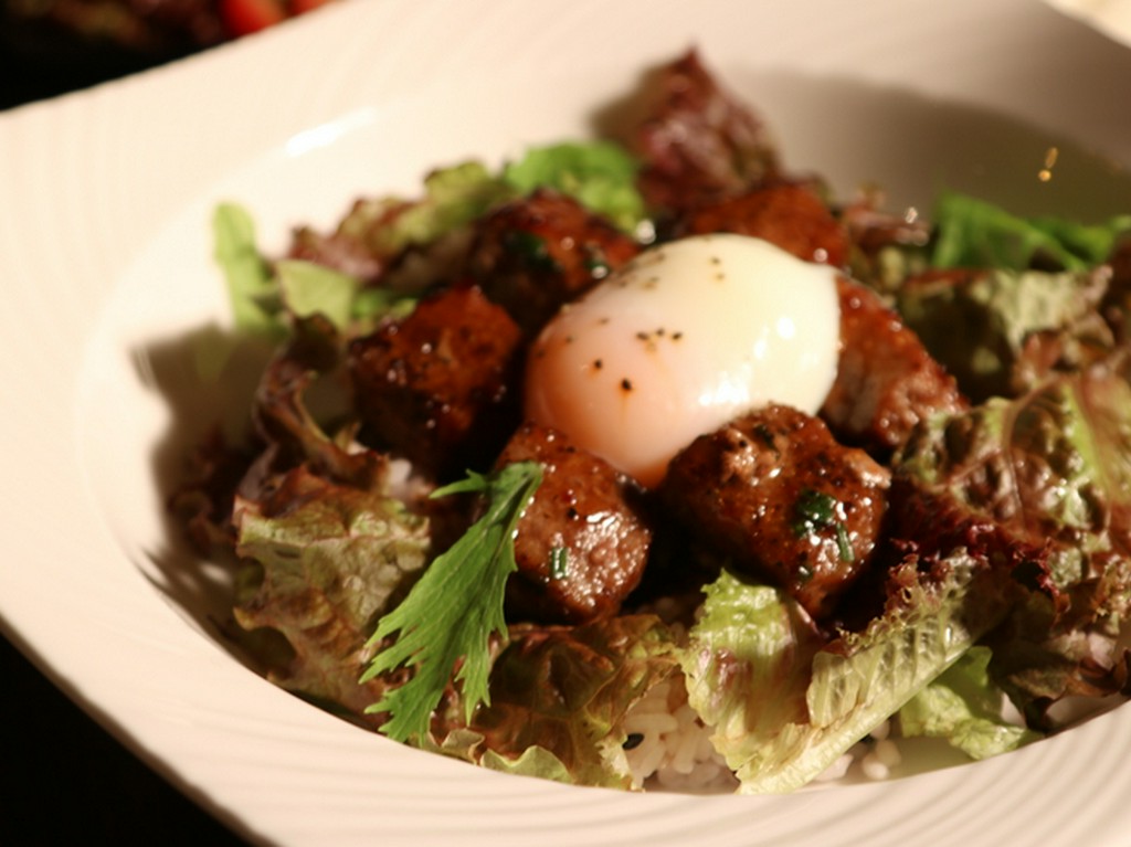 黒胡椒の旨み香る「焦がしバター醤油のサイコロステーキ丼」