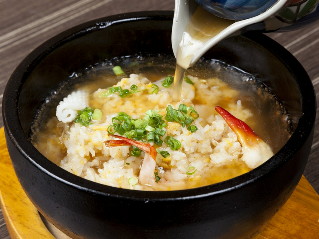 目の前であんをかけて仕上げます。『石焼き海鮮あんかけ炒飯』