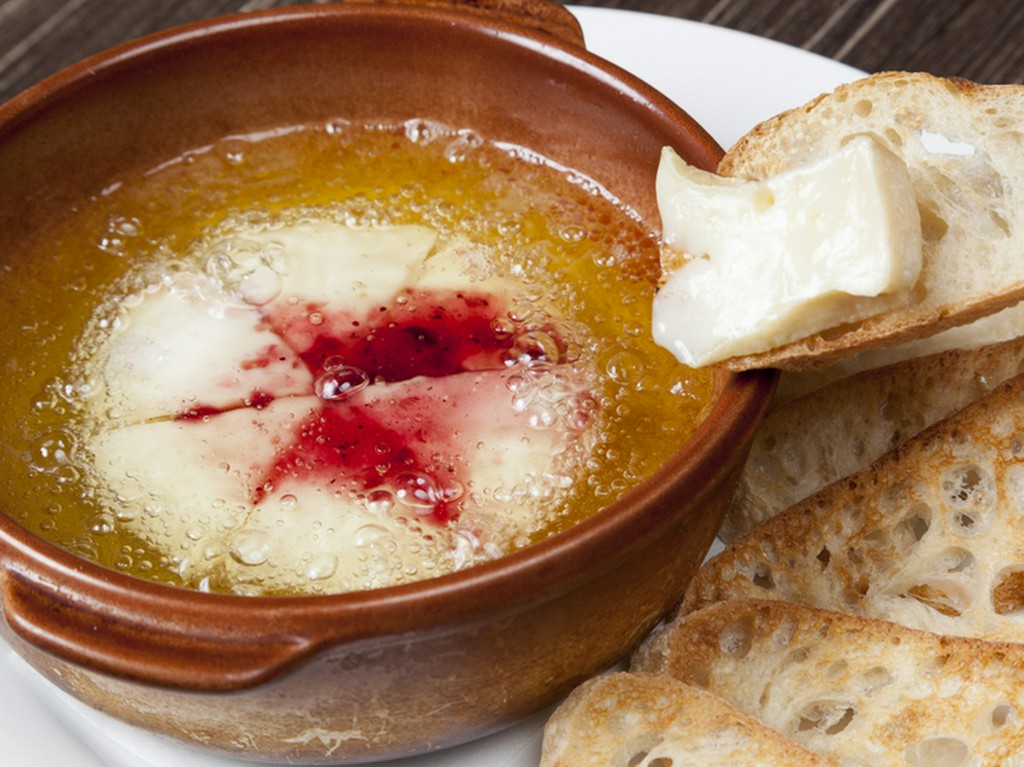 カマンベールチーズの陶板焼き（バケット添え）