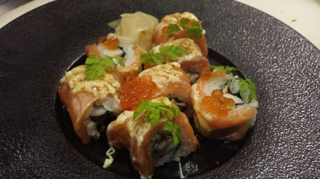 炙りサーモンサラダ巻き