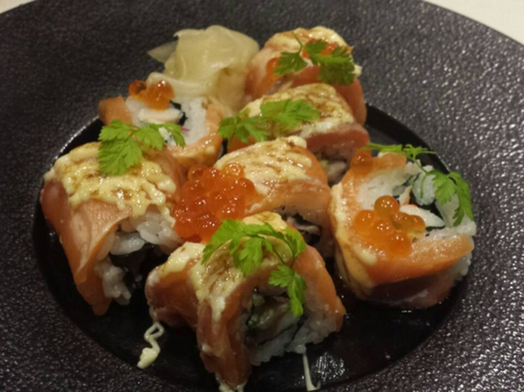 炙りサーモンサラダ巻き