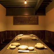ちょっと灯りを落とした個室は、ムード満点で落ち着ける空間。デートのお食事にもピッタリな雰囲気です。