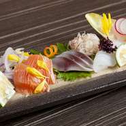 その日仕入れた食材は、五島の旬を切り取った新鮮なものばかり。いろいろな魚の美味しさを感じていただきたいから、一皿にたくさん盛り込みました。ひとつひとつのお魚のうま味を感じることができる逸品です。