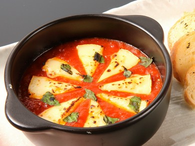 イタリアンな創作料理『カマンベールとトマトのグラタン』