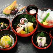 加茂なす、京にんじん、えびいも、聖護院かぶらに代表される京野菜を、毎日、厳選して使っています。素材の良さを活かすために、旬の中でもおいしいものを選び出します。