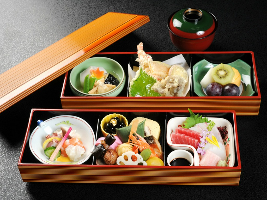 正統派会席料理を気軽に楽しめる『幕の内弁当・深雪御膳』