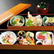 深雪山（醍醐山）にちなんだ幕の内弁当は、コンパクトなミニ会席。京の味と素材の旬を大切にしています。