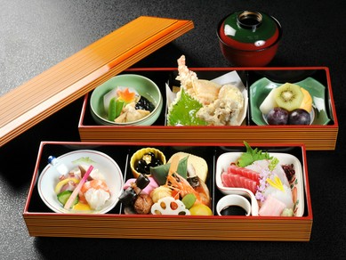 正統派会席料理を気軽に楽しめる『幕の内弁当・深雪御膳』