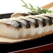 京都では、祭りの日やハレの日の食卓に今でも必ず登場するのが『鯖寿し』。若狭産の鯖を使っています。