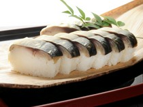 伝統の京料理『鯖寿し』は、鯖の身が厚い極上の一品