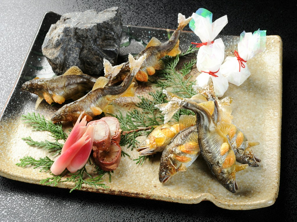 川魚専門店での修業を存分に活かした一皿「子持ち鮎の塩焼き」