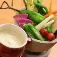 京都・滋賀や関西近郊、北海道、四国、九州など有機や農薬不使用のオーガニックにこだわった旬かつ新鮮な地元野菜を使用しています。