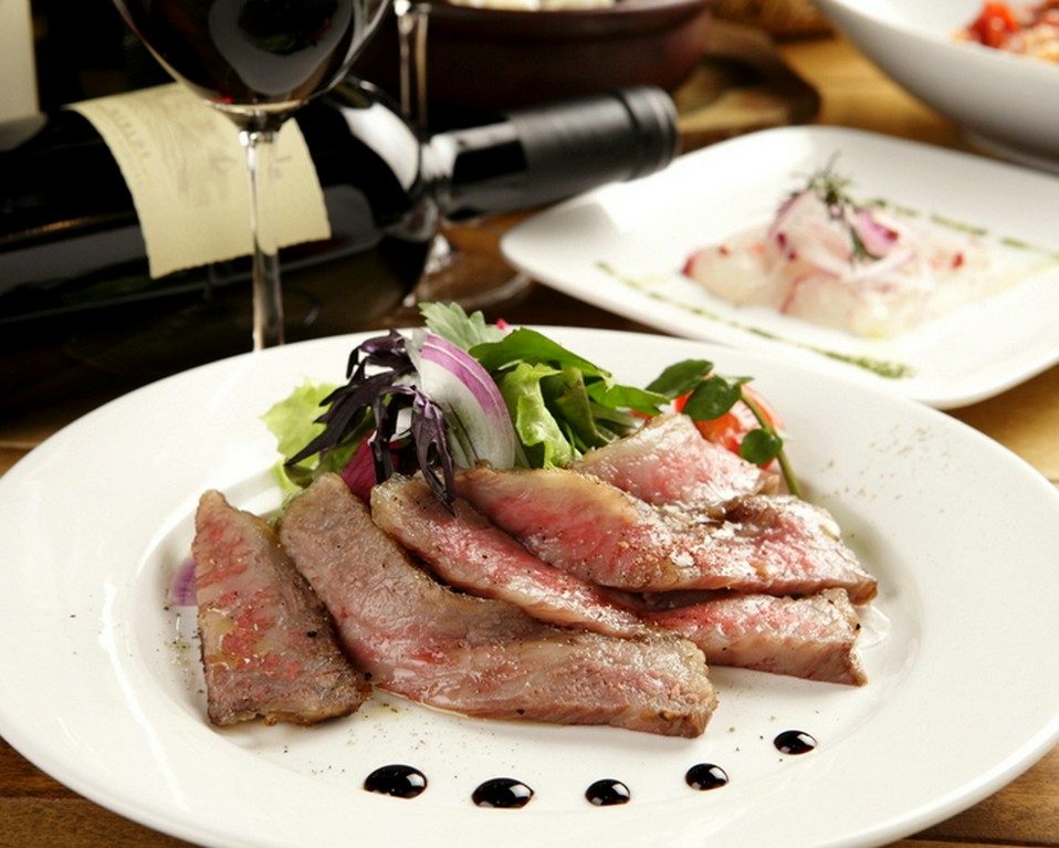ワインとの相性抜群な『神戸高見牛のローストビーフ』