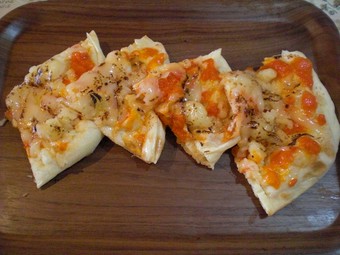 カレーにもよく合う大人気メニュー『チーズトマトナン』