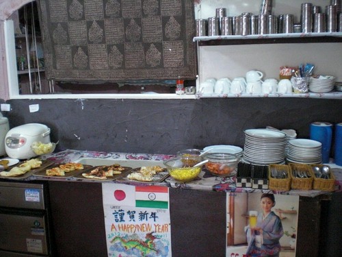 サラダやナンなど、いろいろな味を楽しめるのが楽しいランチ