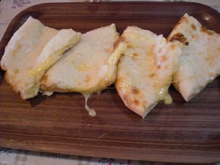 小麦の甘みを感じられる、かりっと焼きあがったもちもちのナン