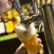 「クラフトビール（Craft Beer）」とは、小規模なビール醸造所でビール職人が精魂込めてつくっているビールです。