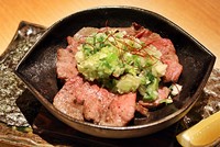 薄切り牛たんにきざみ葱油をのせ香ばしく焼きあげる人気の一品。