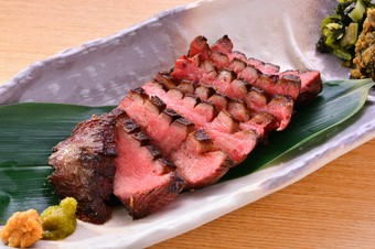 素材の旨みを堪能、とろける食感が絶品『極厚・たん元の炭火焼』