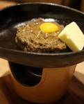 目の前でぐつぐつ焼きあがる香りもたまらない一品。 