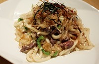 細切りの牛たんと塩こうじの旨みが絶妙な焼きうどんです。