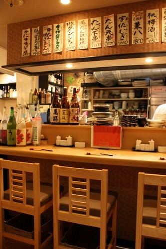 カウンター席は、全部で８席。お一人様でもお気軽にどうぞ！