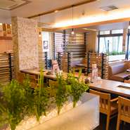 爽やかなグリーンのインテリアが引き立つ、すっきりと洗練された店内は、とても落ち着けると特に女性に大好評です。ついたてがうまく使われ、ゆったりとしたつくりになっているのも、くつろげる秘訣。