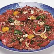 【さんか亭】こだわりの焼肉メニューは、2～3人前のお得な盛り合わせも多く用意されているので、たくさん食べたい時にはとてもお得。
写真は特製ダレに漬け込んだ、お店人気の『薬念（ヤンニョン）大皿』2～3人前。