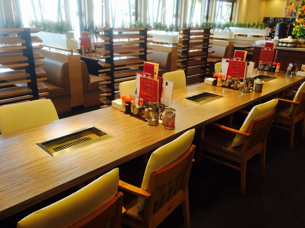 すっきりとした開放的な店内での食事は心も豊かになります