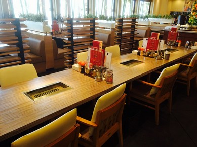 すっきりとした開放的な店内での食事は心も豊かになります