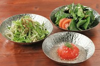 ※写真はトマトサラダ・じゃこの塩サラダ・ほうれん草サラダです。
