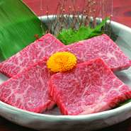 肉それぞれの絶妙な熟成加減を見極め、一番の食べごろを提供してくれます。これぞ焼肉店の真骨頂！　※写真はイメージです。