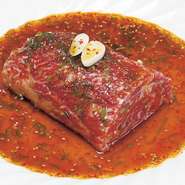 タレに漬け込んだ韓国式のカルビ。大ぶりの肉を焼きハサミで切っていただく大人気の逸品です。※写真はイメージです。