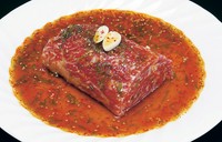タレに漬け込んだ韓国式のカルビ。大ぶりの肉を焼きハサミで切っていただく大人気の逸品です。※写真はイメージです。