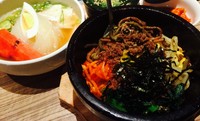 ビビンパッを食べたい！でも冷麺も美味しそう！迷ったお昼に応えます。（ハーフ＋ハーフ）50円増で石焼ビビンパッに変更可！