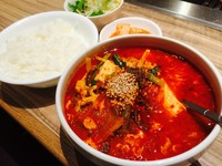 ピリッと辛い、滋養たっぷりなスタミナランチです！（麺にも変更できます）