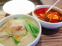 単品人気の赤と白混合ランチに変身。