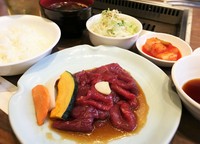 さんか亭の代名詞！熟成された赤物（ロース）と白物（豚ホルモン）を極めた熟成のたれで※赤物のみにも変更できます。※写真は赤物のみになります。