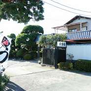 佐々木三朗守綱公築城の、旧領ヶ谷城址に建っています。高台に面しており、眼下には上谷沼調節池の美しい風景を望めます。また、天気の良い日には遠くの富士山を眺められる日もあります。