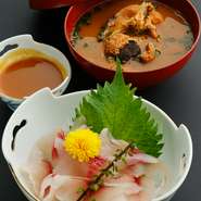 骨までとろとろに煮込んだシチューのような『鯉こく』や、あっさりと食べられる『鯉の洗い』などの鯉料理があります。生命力の強さで知られる鯉には、タンパク質や脂質、ビタミンB1、Dなど豊富な栄養があります。