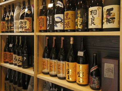 和やかな店内で楽しむお酒に、心も会話もはずみます