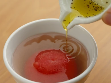 オイルと胡椒のちょい足しで美味しさひきたつ『トマトのおでん』