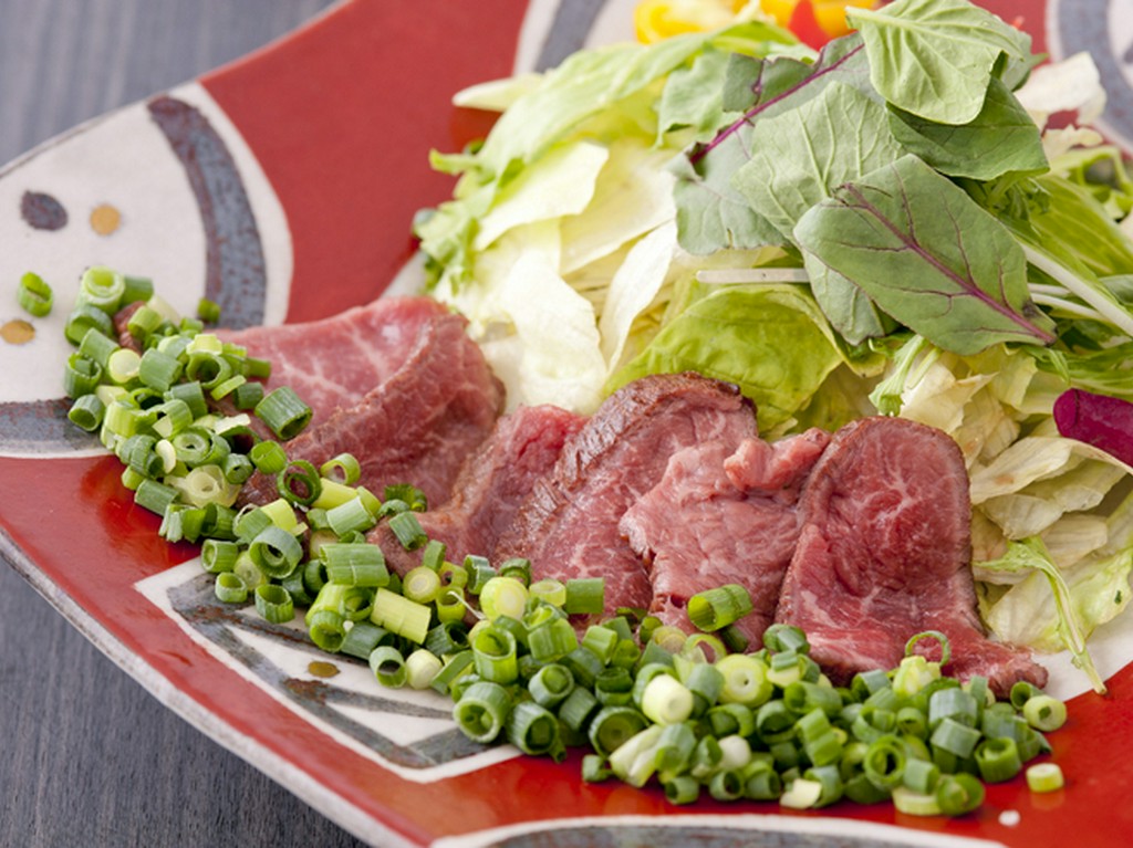 厳選した和牛のモモを使用！　『九州産伊万里牛のタタキ』