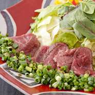 ジューシーでとろけるような牛肉の旨味を堪能できる一皿です。和風おろしソースをかけてどうぞ。