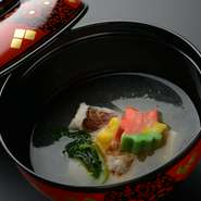 自然のおいしさをそのままいただける引き立ての「一番出汁」を、四季折々の旬の食材とともにいただけるのが嬉しいところ。手間暇かけた丁寧な出汁を引くところから、一品一品の食材のおいしさへとつながります。