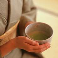 婚礼の会食や結納など、お祝い事をはじめとした人生の忘れられないワンシーンを華やかに彩ります。食事はもちろんのこと、落ち着ける個室や飾られた花や器、そして心をつくした接客で迎えてくれるお店です。