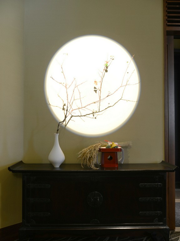 美しい陰影をつくりだす、灯りのともるエントランス