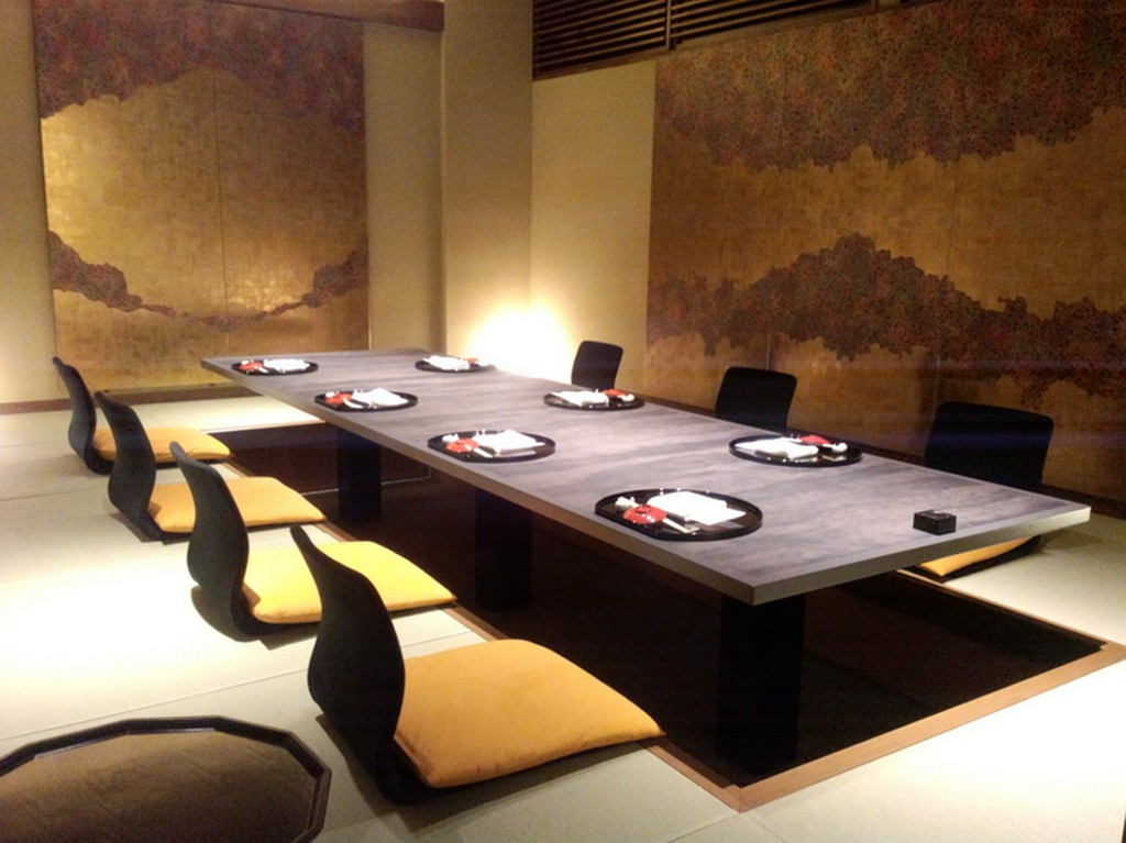 足をのばしてくつろげる、掘りごたつ式の座敷